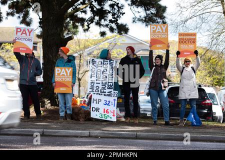 Truro, Royaume-Uni. 13th avril 2023. Les jeunes médecins se tiennent sur une ligne de Picket à l'extérieur de l'hôpital Royal Cornwall, Truro tenant des écriteaux indiquant «payer les jeunes médecins» pendant la démonstration. C'est comme les médecins juniors d'organiser une grève de 4 jours sur les salaires et les conditions de travail au NHS. Crédit : SOPA Images Limited/Alamy Live News Banque D'Images