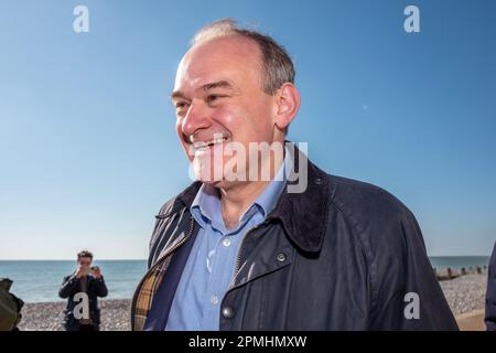 Eastbourne, 4 avril 2023: Le chef libéral démocrate Ed Davey sur la plage d'Eastbourne Banque D'Images