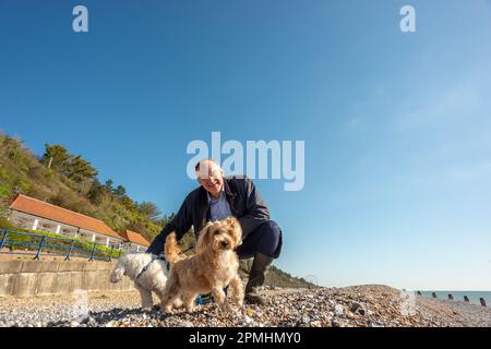 Eastbourne, 4 avril 2023: Le chef libéral démocrate Ed Davey sur la plage d'Eastbourne Banque D'Images