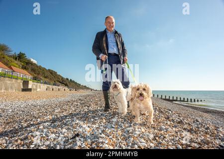 Eastbourne, 4 avril 2023: Le chef libéral démocrate Ed Davey sur la plage d'Eastbourne Banque D'Images