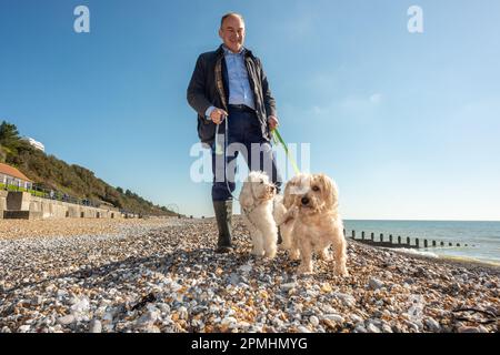 Eastbourne, 4 avril 2023: Le chef libéral démocrate Ed Davey sur la plage d'Eastbourne Banque D'Images