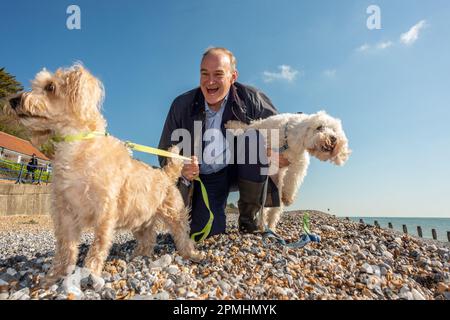 Eastbourne, 4 avril 2023: Le chef libéral démocrate Ed Davey sur la plage d'Eastbourne Banque D'Images