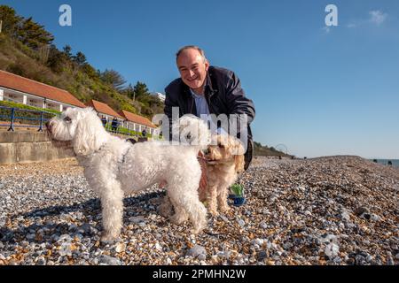 Eastbourne, 4 avril 2023: Le chef libéral démocrate Ed Davey sur la plage d'Eastbourne Banque D'Images