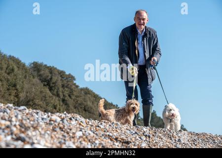 Eastbourne, 4 avril 2023: Le chef libéral démocrate Ed Davey sur la plage d'Eastbourne Banque D'Images