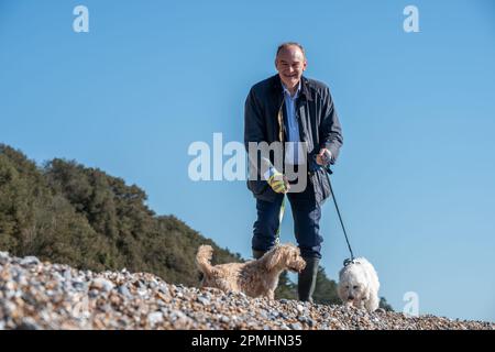 Eastbourne, 4 avril 2023: Le chef libéral démocrate Ed Davey sur la plage d'Eastbourne Banque D'Images