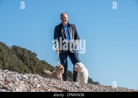 Eastbourne, 4 avril 2023: Le chef libéral démocrate Ed Davey sur la plage d'Eastbourne Banque D'Images