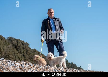 Eastbourne, 4 avril 2023: Le chef libéral démocrate Ed Davey sur la plage d'Eastbourne Banque D'Images