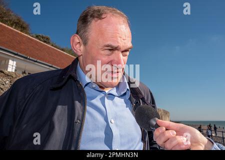 Eastbourne, 4 avril 2023: Le chef libéral démocrate Ed Davey sur la plage d'Eastbourne Banque D'Images