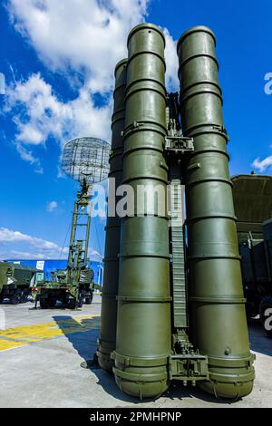 Lanceurs du système de missiles antiaériens S-400 Triumph de l'armée russe à l'exposition de Zhukovsky Banque D'Images