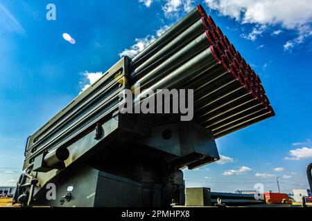 Lanceur du BM-12 Grad lance-roquettes multiple de l'armée russe à l'exposition de Zhukovsky Banque D'Images