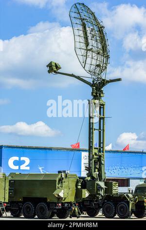 Station radar mobile à trois coordonnées de la gamme décimétrique 39N6 Casta-2E2 de l'armée russe à l'exposition de Zhukovsky Banque D'Images