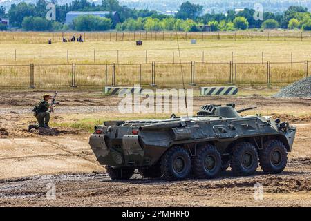 Le porte-avions blindé amphibie à roues de combat BTR-80 de l'armée russe lors de représentations de démonstration Banque D'Images