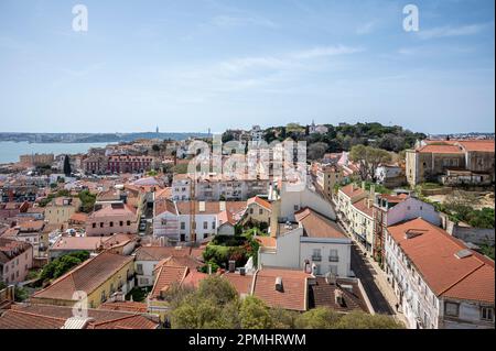Vue depuis le dessus de la vieille ville de Lisbonne, quartier d'Alfama à Lisbonne, Portugal Banque D'Images