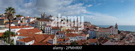 Vue panoramique sur la vieille ville de Lisbonne dans le quartier d'Alfama à Lisbonne, Portugal Banque D'Images