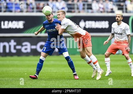 Gand, Belgique. 13th avril 2023. Hugo Cuypers de Gand et Flynn Downes de West Ham photographiés en action lors d'un match de football entre le KAA Gent belge et le FC West Ham United anglais, un premier match de la quart de finale de la compétition UEFA Europa Conference League, le jeudi 13 avril 2023 à Gand. BELGA PHOTO TOM GOYVAERTS crédit: Belga News Agency/Alay Live News Banque D'Images