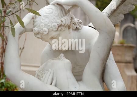 Psyché ressuscité par le Kiss de Cupid (copie de la statue d'Antonio Canova) - détail de la tombe d'Alain Lesieutre - cimetière Montparnasse - Paris, France Banque D'Images
