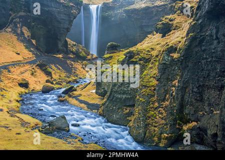 Cascade de Kvernufoss sur la rivière Kverna en hiver près de Skógar, Rangárþing eystra, Islande du Sud Banque D'Images