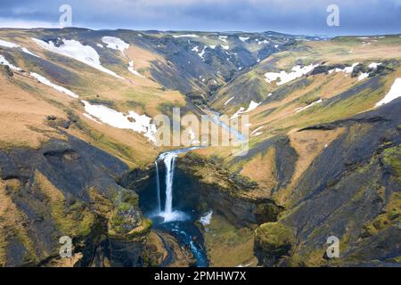 Vue aérienne sur la cascade de Kvernufoss sur la rivière Kverna en hiver près de Skógar, Rangárþing eystra, Islande du Sud Banque D'Images