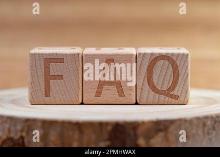 Trois cubes en bois avec les lettres F A Q Banque D'Images