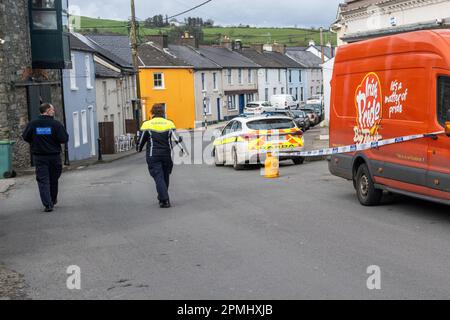 Union Hall, West Cork, Irlande. 13th avril 2023. Un piéton dans ses années 70 est décédé après qu'un fourgon à pain a heurté avec lui dans main Street, Union Hall. La collision s'est produite à 8,30 ce matin et deux Gardai ont préservé la scène depuis ce matin. Les enquêteurs de la police judiciaire de collision ont examiné les lieux cet après-midi et un camion de récupération a depuis pris la camionnette à pain et la route a rouvert à la circulation et aux piétons. Crédit : AG News/Alay Live News Banque D'Images