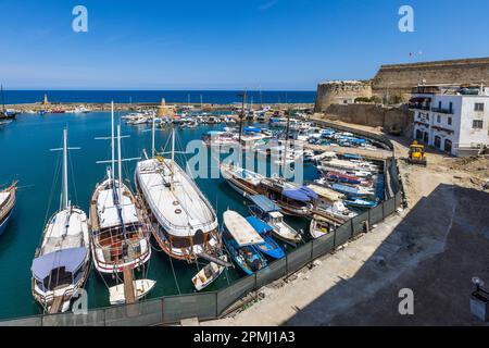 Le port de Girne pendant le renouvellement de son infrastructure. Kyrenia, Chypre Banque D'Images