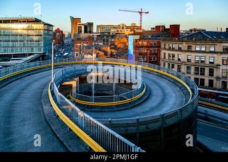 Sortie vue sur le parc automobile à plusieurs étages de Manchester, Royaume-Uni Banque D'Images