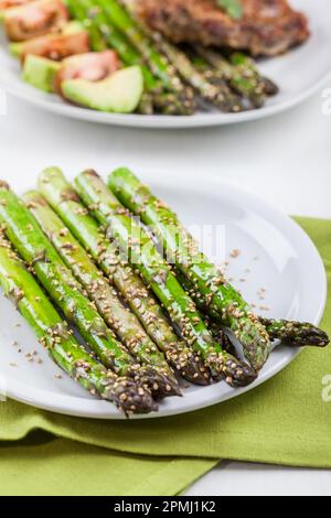 L'asperge verte émaillée de graines de sésame Banque D'Images