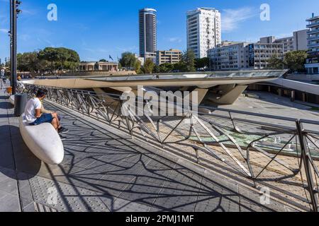 Platía Eleftherías sur le bord sud de la vieille ville selon les plans de Zaha Hadid Architects (Londres) a été achevé en 2021 après 11 ans de reconstruction montre des éléments géométriques sur deux niveaux. Municipalité de Nicosie, Chypre Banque D'Images