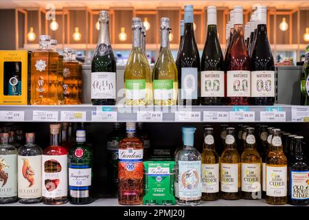 Une vitrine de supermarchés britanniques de spiritueux et de cidre non alcoolisés. L'exposition comprend des bouteilles de gin non alcoolisé de Gordons et Seedlip Banque D'Images