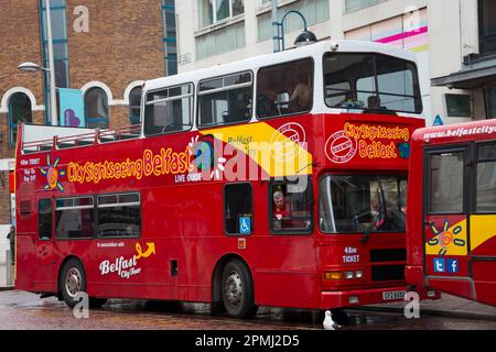 City Sightseeing bus, Double Decker bus, Belfast, Irlande du Nord, Royaume-Uni Banque D'Images