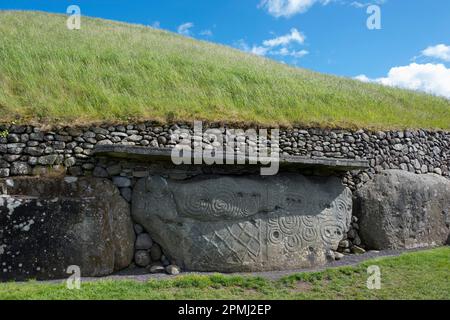 Bloc de pierre décoré, barrow néolithique, Newgrange, Comté de Meath, Irlande, tombe de passage Banque D'Images