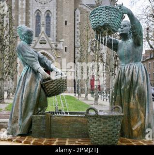 Statue en bronze des rondelles d'huîtres, Cancale, Bretagne, Nord-Ouest de la France, Europe Banque D'Images