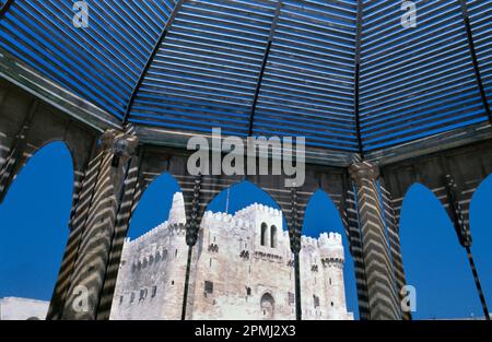 Journée ensoleillée à la Citadelle de Qaitrava (ou le fort de Qaitrava ?) Une forteresse défensive datant de 15th ans et l'une des icônes de la ville méditerranéenne d'Ale Banque D'Images