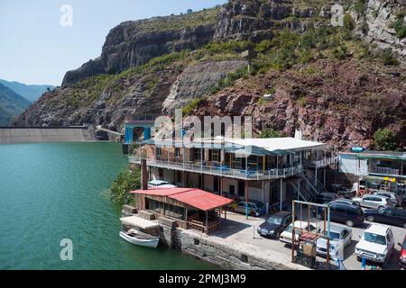 Restaurant, terminal des ferries, Koman, réservoir de Koman, rivière Drin, Albanie Banque D'Images