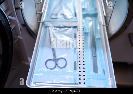 Vue de dessus des instruments médicaux de stérilisation dans un autoclave Banque D'Images