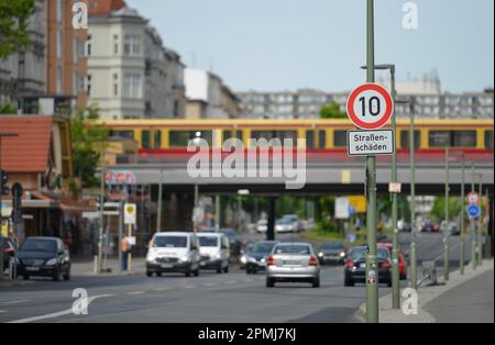 Limite de vitesse, 10 km/h, Yorckstrasse, Schoeneberg, Berlin, Allemagne Banque D'Images