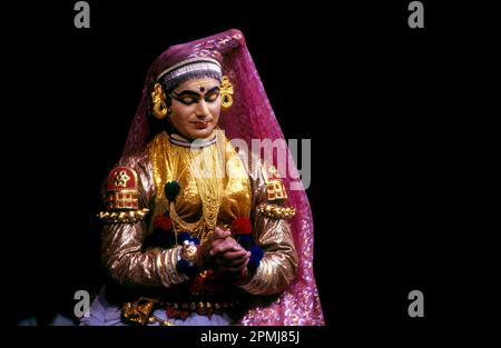 Personnage radiant de Minukku les personnages féminins sont également exécutés par des hommes en danse Kathakali, Kerala Kalamandalam à Cheruthuruthy ou Vallathol Banque D'Images