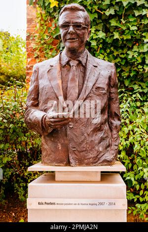 Statue de Kris Peeters, ministre-président de la Flandre, 2007–2014. Collège de Valk. Louvain, Communauté flamande, région flamande, Belgique, Europe Banque D'Images