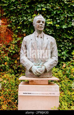 Statue de Gaston Geens, Premier ministre-président du premier exécutif flamand autonome en 1981. Collège de Valk. Louvain, Communauté flamande, Flemis Banque D'Images