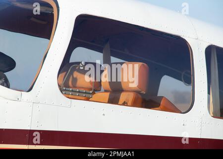 Un petit avion ancien se trouve à l'aéroport de la ville de Dniepr Banque D'Images