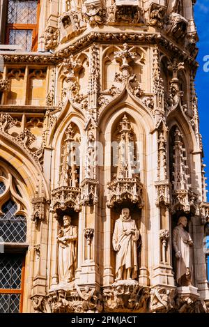 Détails des statues. L'hôtel de ville de Louvain, Brabant flamand, est un bâtiment historique situé sur la place principale de la ville, Grote Markt. Construit dans un Brabantine fin Gothi Banque D'Images