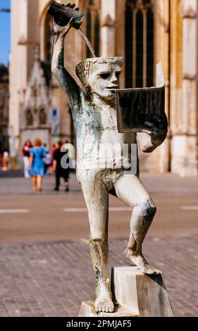 Fonske, nom complet est Fons Sapientiae, représente un étudiant d'université qui, tout en lisant un livre, laisse la sagesse couler dans sa tête sous forme liquide d'un verre Banque D'Images