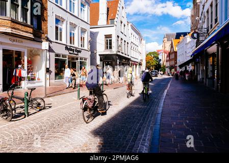 Zuidzandstraat. Cyclistes dans la rue. Ambiance de rue le soir. Bruges, Flandre Occidentale, Belgique, Europe Banque D'Images