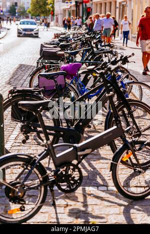 Vélos garés dans la rue. Bruges, Flandre Occidentale, Belgique, Europe Banque D'Images