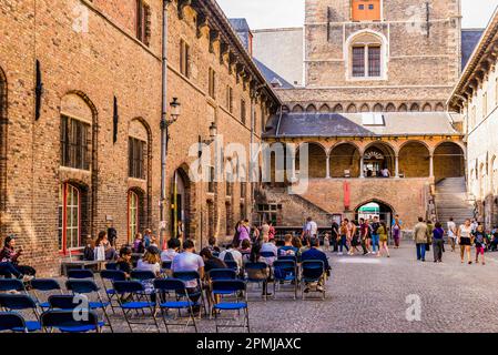 Le Beffroi de Bruges est un clocher médiéval situé dans le centre de Bruges. Vue depuis la cour du bâtiment. Bruges, Flandre Occidentale, Belgique, Europe Banque D'Images