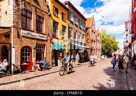 Braambergstraat. Cyclistes dans la rue. Ambiance de rue le soir. Bruges, Flandre Occidentale, Belgique, Europe Banque D'Images