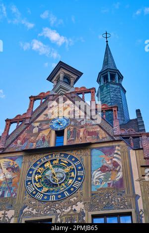 Ulm, Bade-Wurtemberg, Allemagne, Europe, horloge astronomique sur le pignon est de l'Hôtel de ville d'Ulm, un chef-d'œuvre du 16th siècle. Banque D'Images