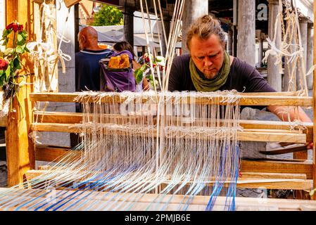 CRAFTSMAN fabrique du tissu sur un vieux métier à tisser. Marché artisanal dans l'après-midi. Vismarkt, marché aux poissons. L'architecte Jean-Robert Calloigne a conçu une Classica Banque D'Images