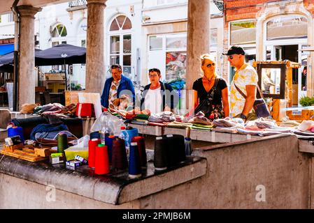 Marché artisanal dans l'après-midi. Vismarkt, marché aux poissons. L'architecte Jean-Robert Calloigne a conçu une colonnade classique qui est maintenant considérée comme la plus ancienne Banque D'Images