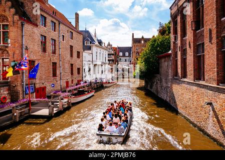 Bateau avec touristes sur le canal de Groenerei. Bruges, Flandre Occidentale, Belgique, Europe Banque D'Images